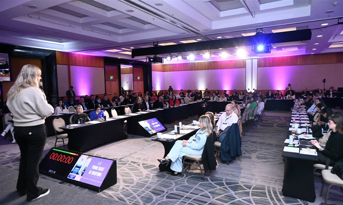Gabriela Otto, presidente da HSMAI Brasil e Latam, recebe os participantes
