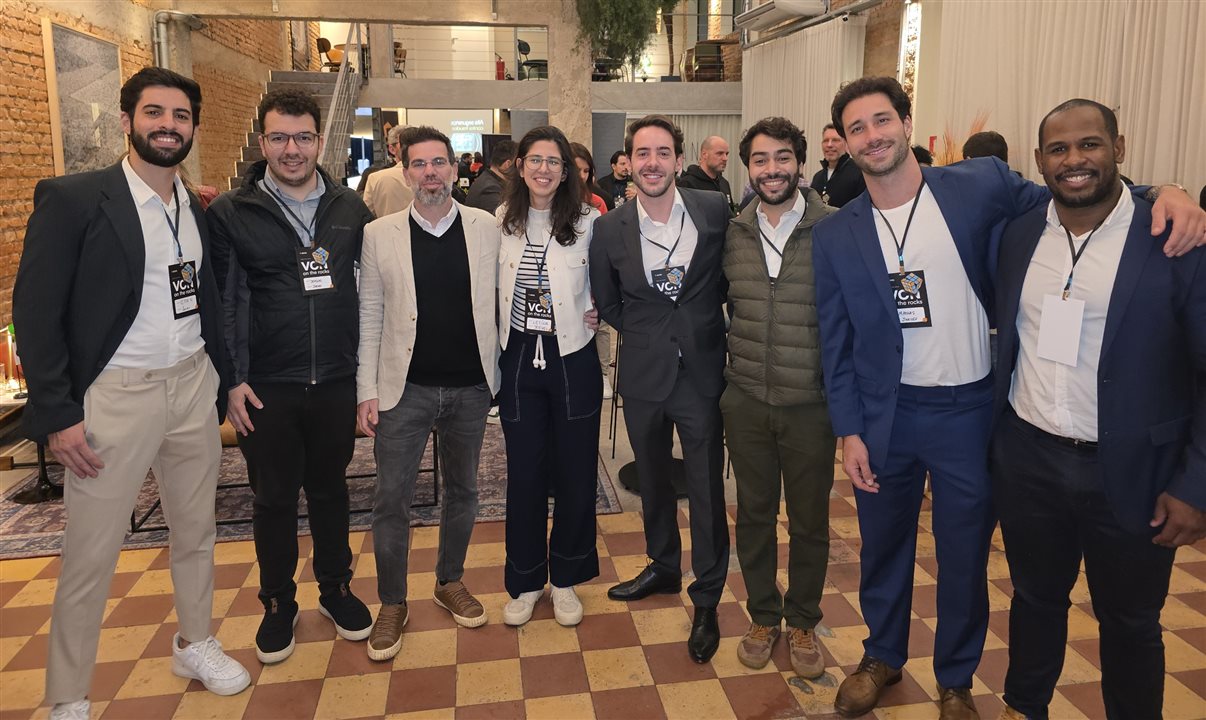 Vitor Nucitelli, Douglas Alves, Gustavo Gorenstein, Leticia Doniak, Gustavo Monsanto, Mathias Ferraz e William, do time comercial da Jeeves no Brasil