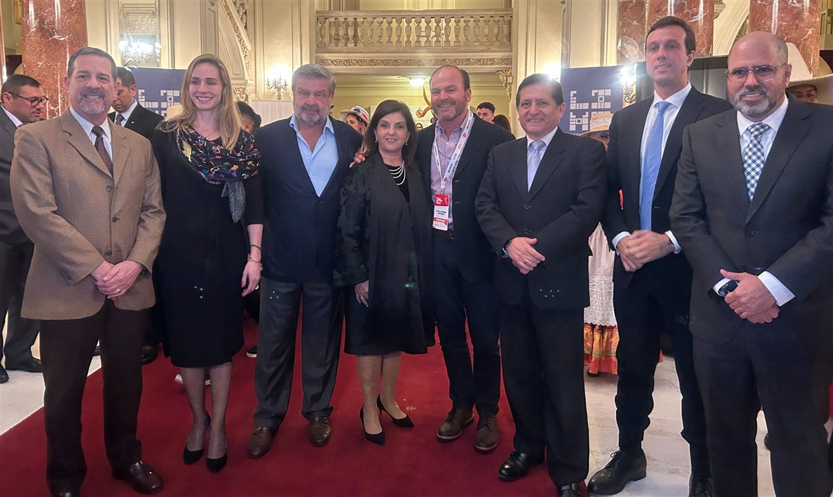 Ricardo Baraybar (Promperú), María Del Sol (Promperú), Emilio Rodriguez Larraín (empresário), Maritza Montero (Canatur), Juan Stoessel (Casa Andina), Carlos Loayza (Canatur), Martín La Rosa (Iata), e Alfredo Fortes (Ministério de Relações Exteriores do Peru)