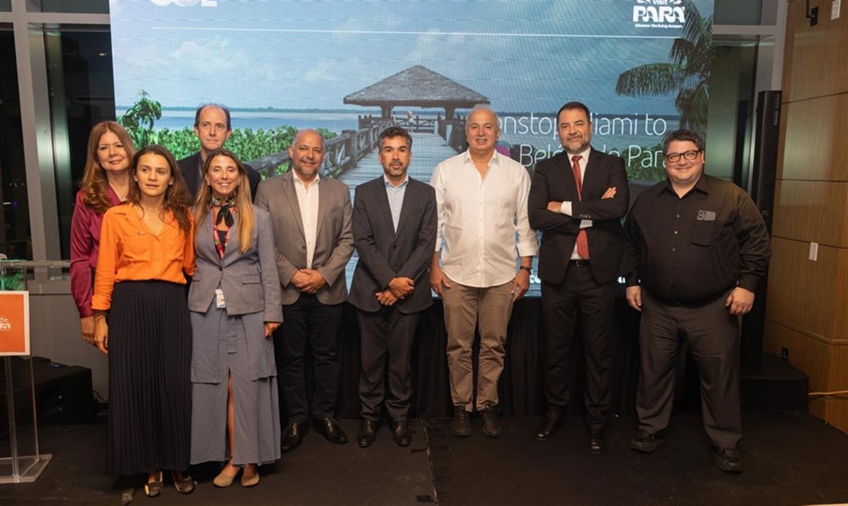 Martha Lígia Moron, da Avianca, Fabiola Wohlers, da Gol, Annick Michele Genis, da Avianca, Marcos Tognato, da Gol, Carlos Waldney, do Consulado do Brasil em Miami, Igor Brandão, CEO da APEX Brasil/América do Norte; Eduardo Costa, secretário de Estado do Turismo do Pará; José Renato Ruy Ferreira, cônsul-adjunto do Brasil em Miami, e Zelmar Bonilla, gerente de Aeroportos (Miami e Orlando) da Gol
