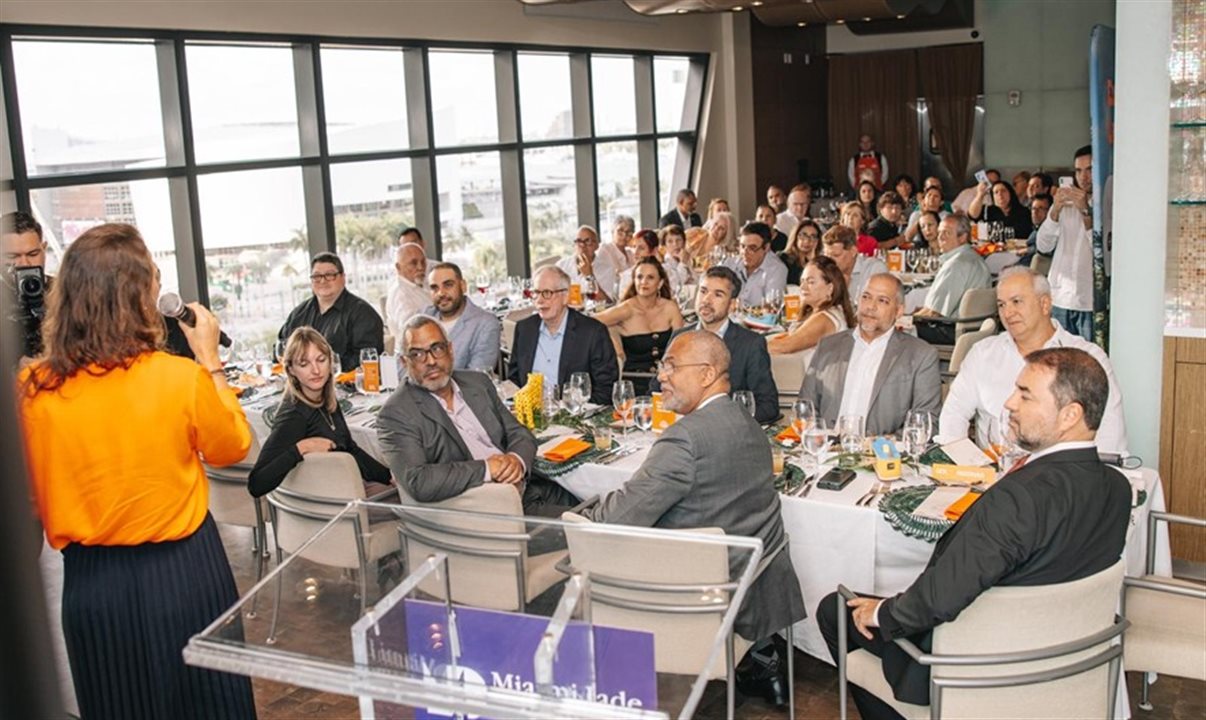 Fabiola Wohlers, da Gol, fala aos convidados do jantar em celebração à rota internacional Miami-Belém, oferecido pela Companhia na noite de quarta (25), em Miami