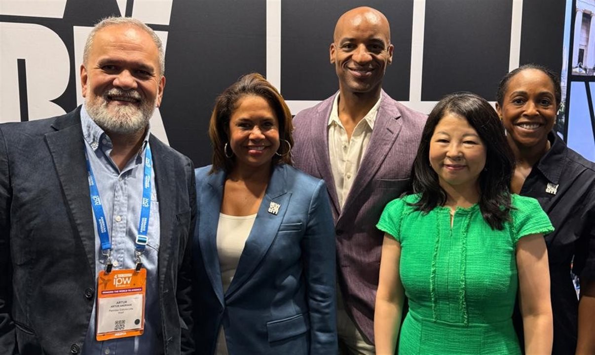 Artur Luiz Andrade, da PANROTAS, com a presidente e CEO da New York City Tourism + Conventions, Julie Coker, Reginald Charlot, diretor responsável por Parcerias e Viagens e Luxo, Makiko Matsuda Healy, vice-presidente, e Tiffany Towsend, VP de Comunicação