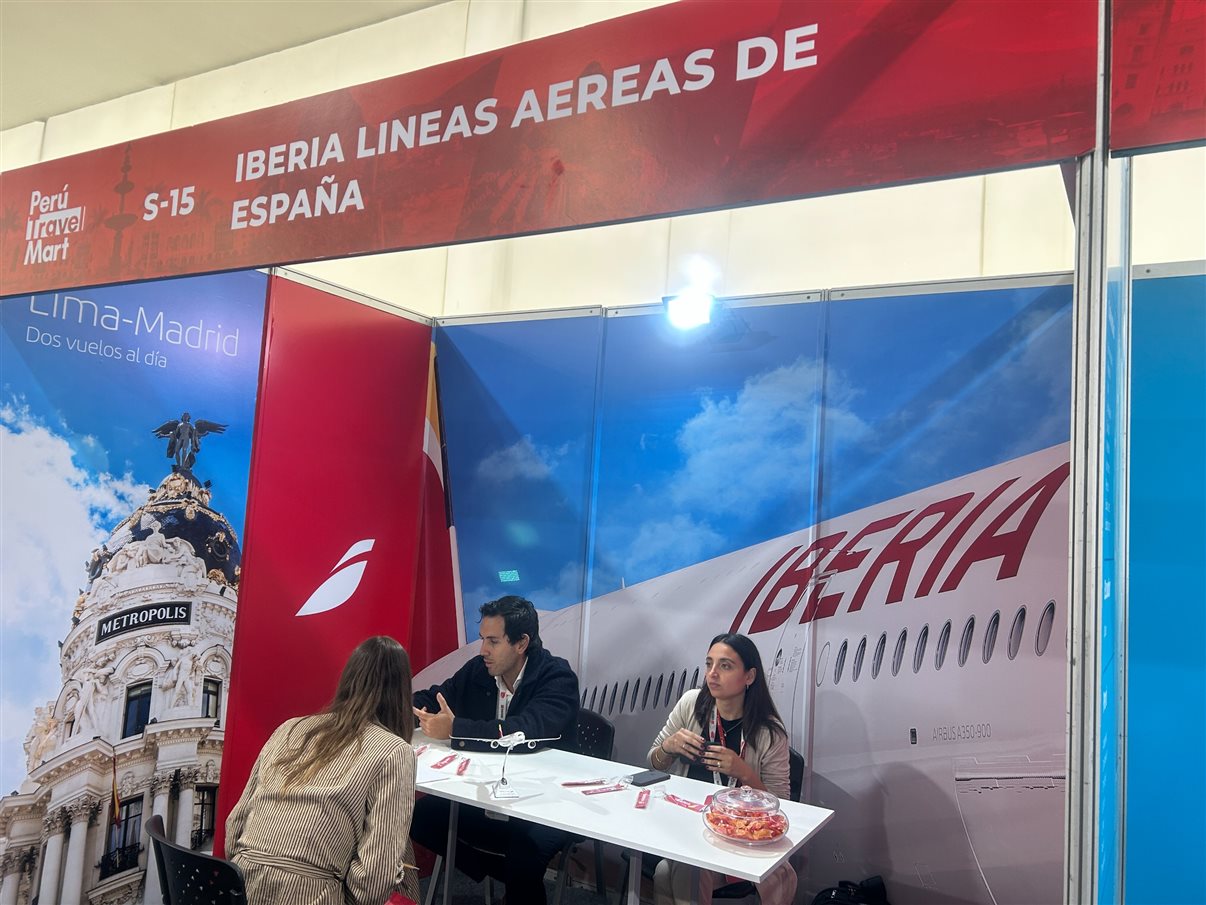  Desilú León, Dina Boluarte e Maritza Montero