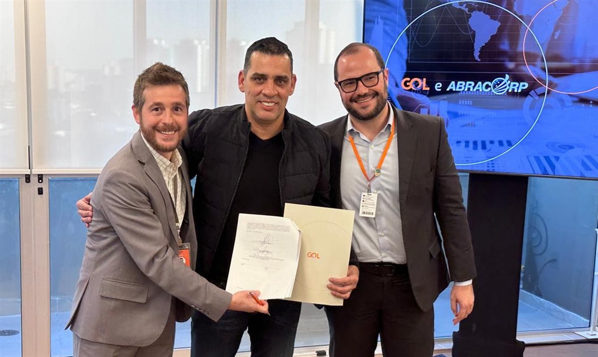 Siderley Santos, da Abracorp, entre Danillo Barbizan e Mateus Pongeluppi, da Gol