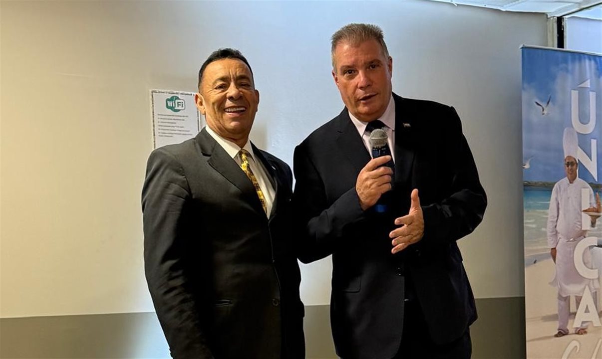 Roberto Silva, da Sanchat, e o ministro do Turismo de Cuba, Juan Carlos García Granda