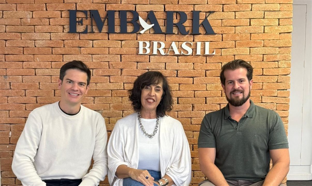 Sylvia Silva, da Embark Beyond, entre Paulo Vieira Filho e Luiz Vieira, da Vai Pro Mundo