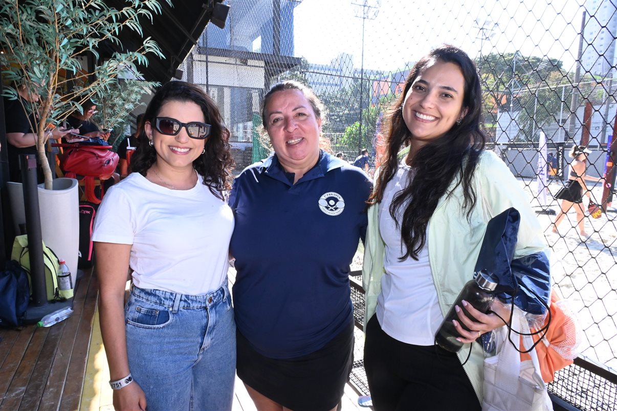 Flavio de Sica, da PANROTAS, Fernando Gagliardi, da Meliá, com a esposa Carol Pinto