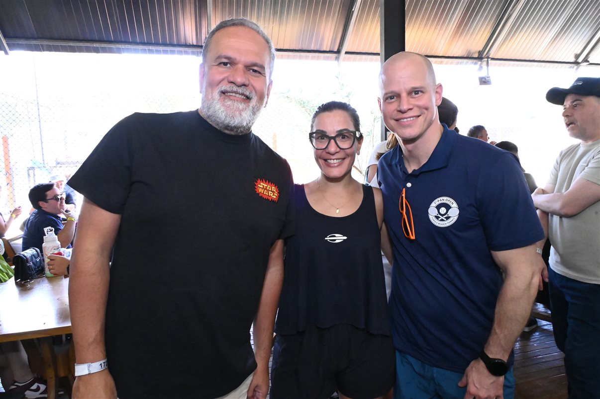 Flavio de Sica, da PANROTAS, Fernando Gagliardi, da Meliá, com a esposa Carol Pinto