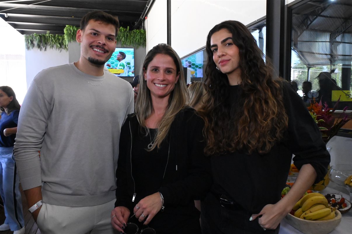 Flavio de Sica, da PANROTAS, Fernando Gagliardi, da Meliá, com a esposa Carol Pinto