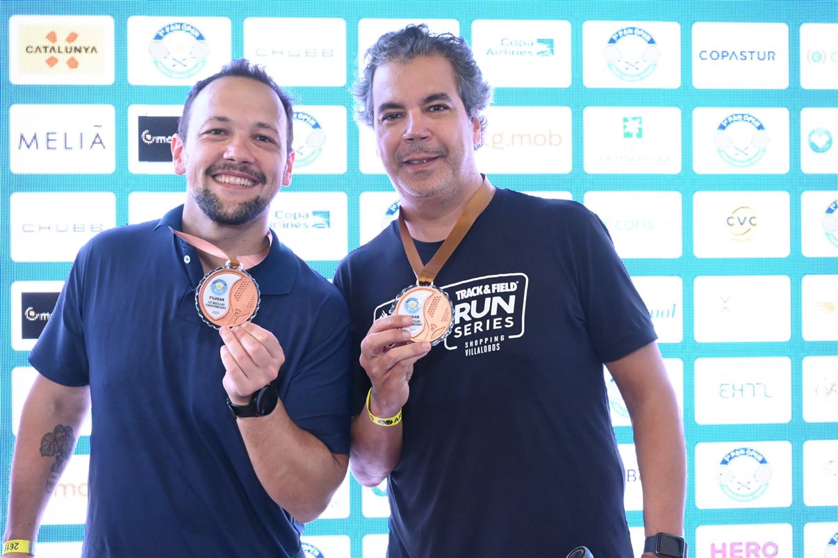 Campeões da categoria Masculino Fun de Beach Tennis. Na foto, Rodrigo Vieira, Guilherme Burti, Bruno e Fernando dos Santos, e Alexandre Oliveira e Feliphe Santinello