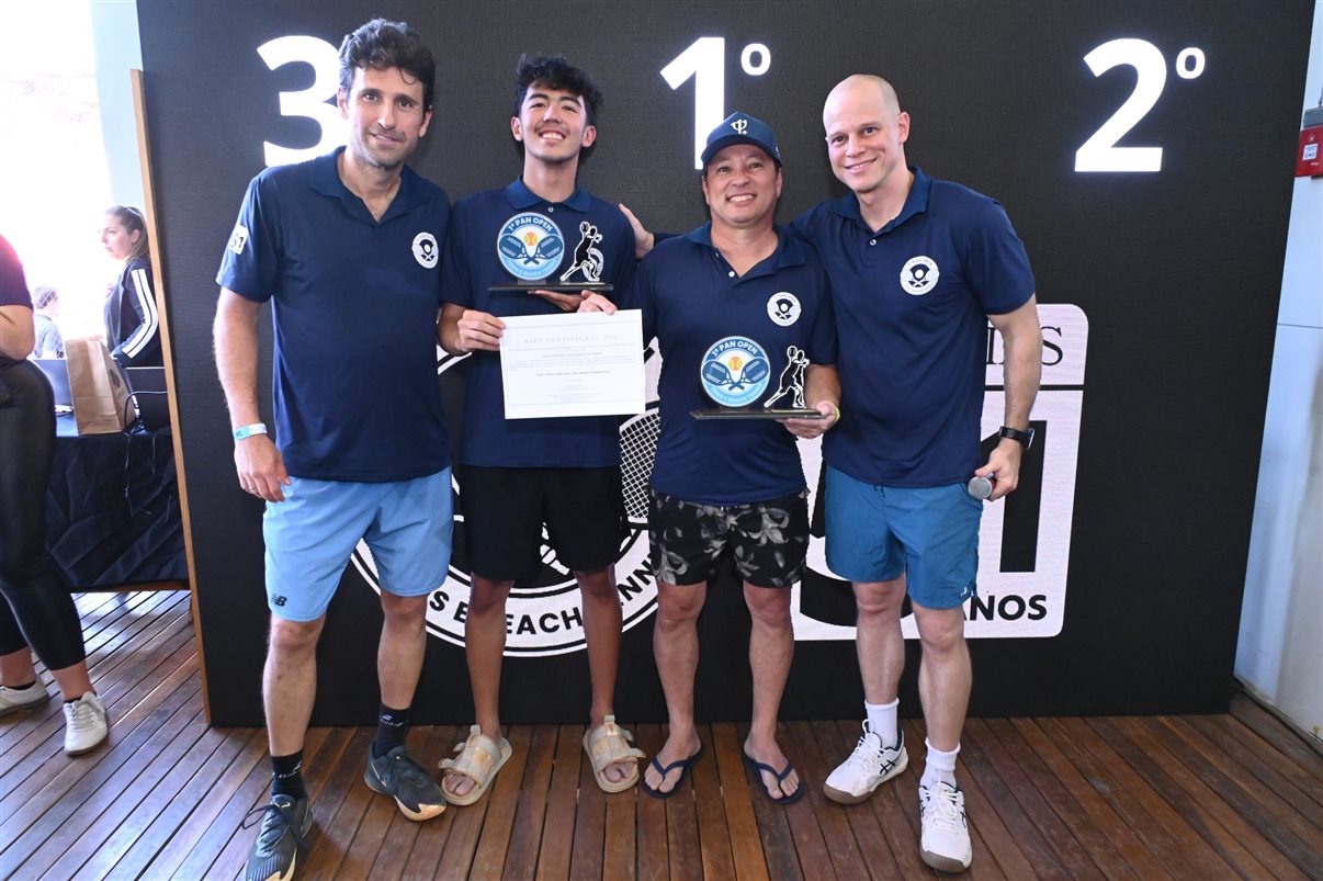 Campeões da categoria Masculino Fun de Beach Tennis. Na foto, Rodrigo Vieira, Guilherme Burti, Bruno e Fernando dos Santos, e Alexandre Oliveira e Feliphe Santinello