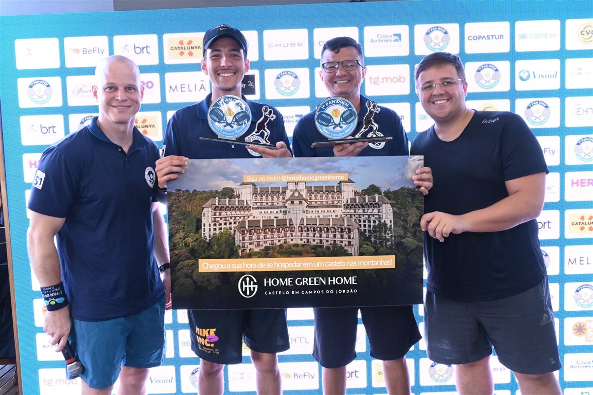 Campeões da categoria Masculino Fun de Beach Tennis. Na foto, Rodrigo Vieira, Guilherme Burti, Bruno e Fernando dos Santos, e Alexandre Oliveira e Feliphe Santinello