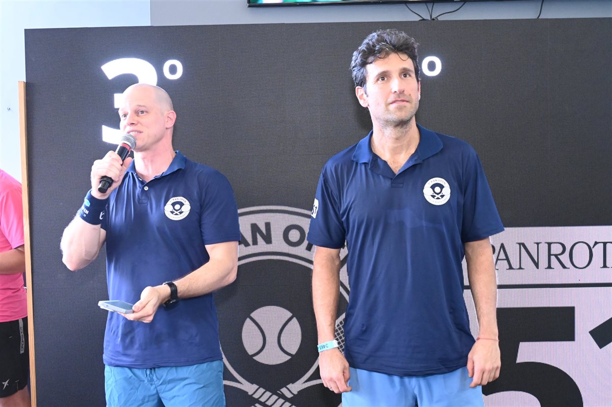 Campeões da categoria Masculino Fun de Beach Tennis. Na foto, Rodrigo Vieira, Guilherme Burti, Bruno e Fernando dos Santos, e Alexandre Oliveira e Feliphe Santinello