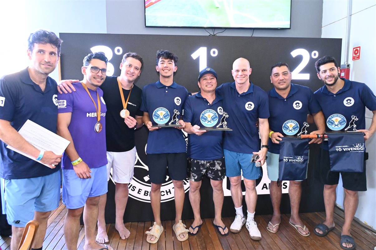 Campeões da categoria Masculino Fun de Beach Tennis. Na foto, Rodrigo Vieira, Guilherme Burti, Bruno e Fernando dos Santos, e Alexandre Oliveira e Feliphe Santinello