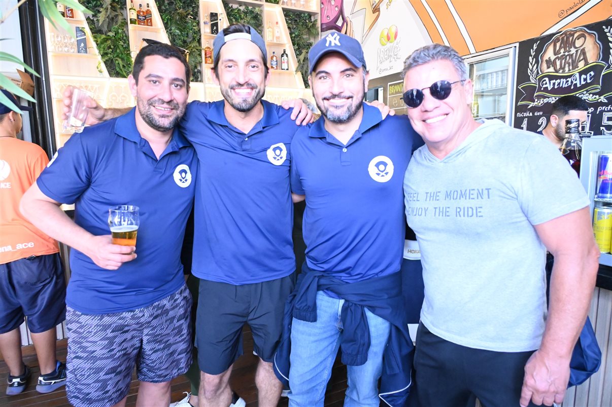 Campeões da categoria Masculino Fun de Beach Tennis. Na foto, Rodrigo Vieira, Guilherme Burti, Bruno e Fernando dos Santos, e Alexandre Oliveira e Feliphe Santinello