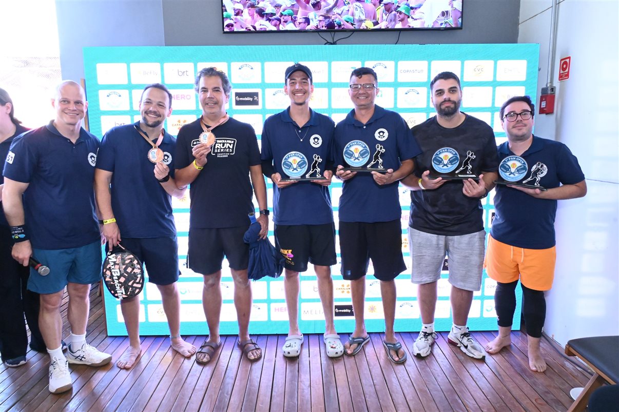 Ricardo Sidaras, da PANROTAS, entre Jordi Solé, vice-campeão, e Luiz de Matos, campeão do Intermediário de Tênis Masculino