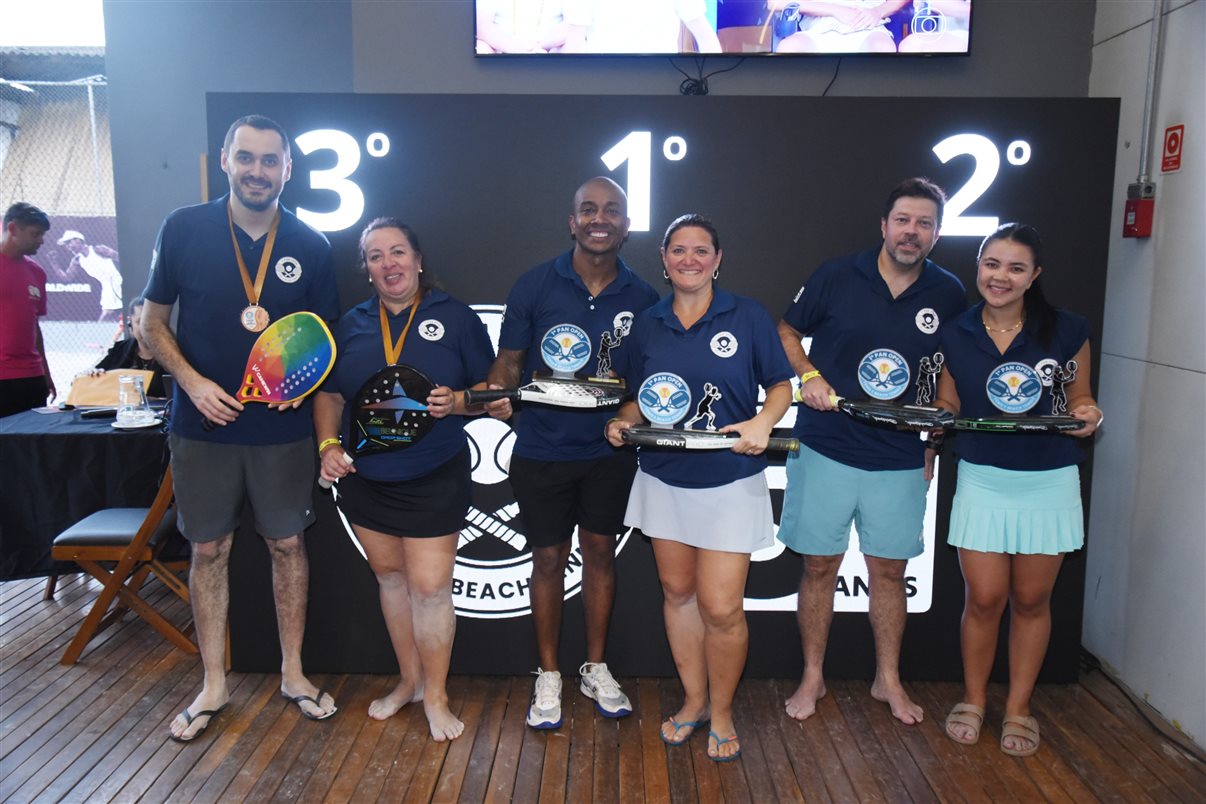 Ricardo Sidaras, da PANROTAS, entre Jordi Solé, vice-campeão, e Luiz de Matos, campeão do Intermediário de Tênis Masculino