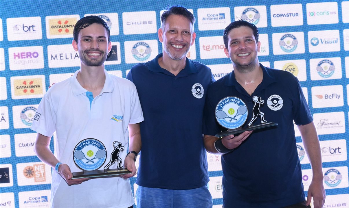 Ricardo Sidaras, da PANROTAS, entre Lucas Mendonça, campeão, e Pedro Vigilio, vice-campeão da categoria avançada do Tênis Masculino