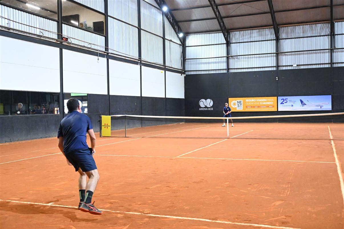 Ricardo Sidaras, da PANROTAS, entre Jordi Solé, vice-campeão, e Luiz de Matos, campeão do Intermediário de Tênis Masculino