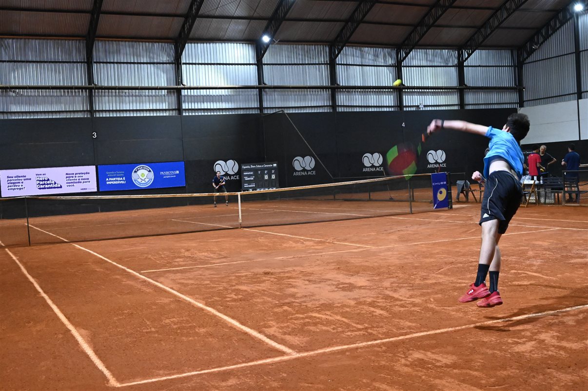 Ricardo Sidaras, da PANROTAS, entre Jordi Solé, vice-campeão, e Luiz de Matos, campeão do Intermediário de Tênis Masculino
