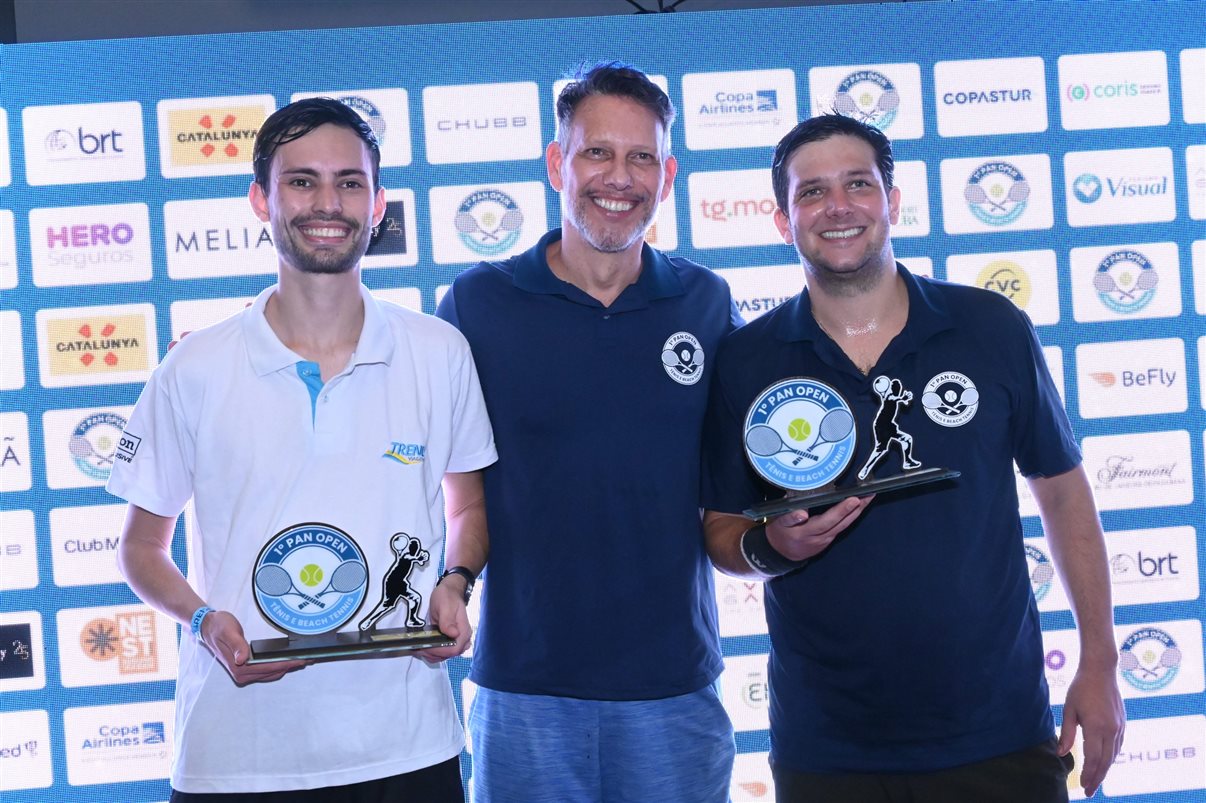 Ricardo Sidaras, da PANROTAS, entre Jordi Solé, vice-campeão, e Luiz de Matos, campeão do Intermediário de Tênis Masculino