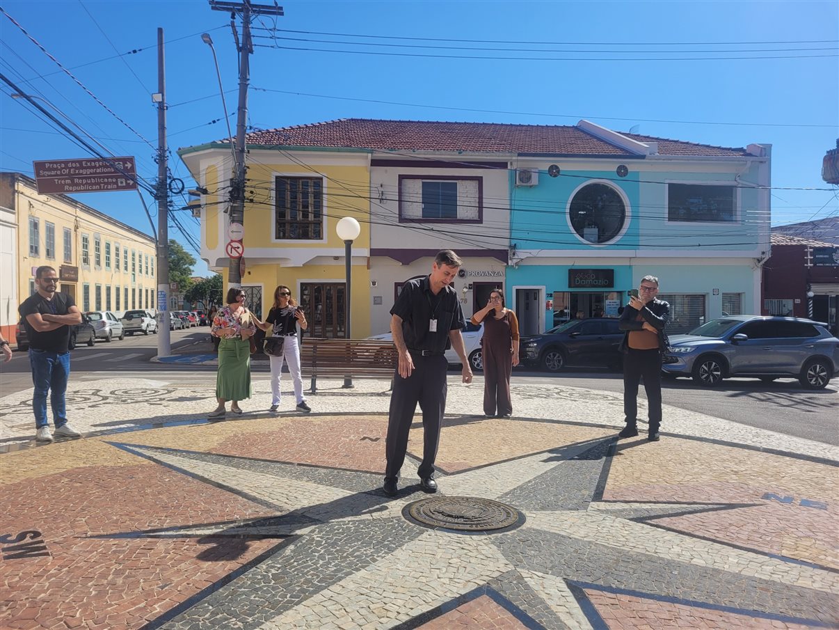 Guilherme Bastos Mellone e Daniele Leite Prado, ambos da Setur-SP