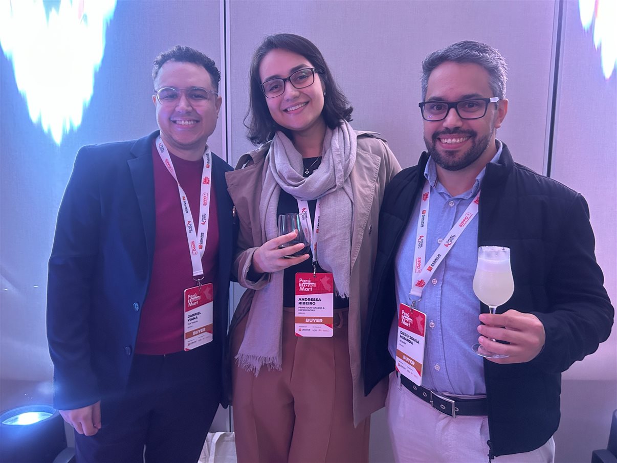 Milagros Ochoa, do Promperú (ao fundo), com parte da delegação brasileira