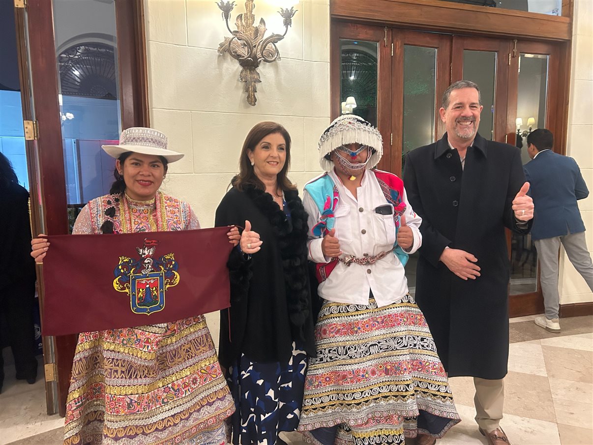 Milagros Ochoa, do Promperú (ao fundo), com parte da delegação brasileira