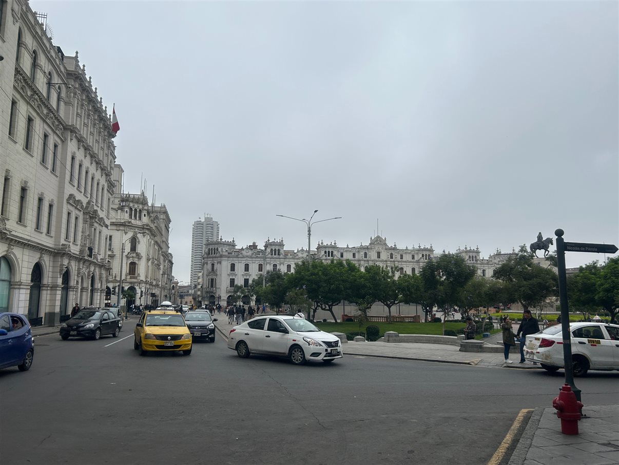Estátua de José de San Martín no centro da praça