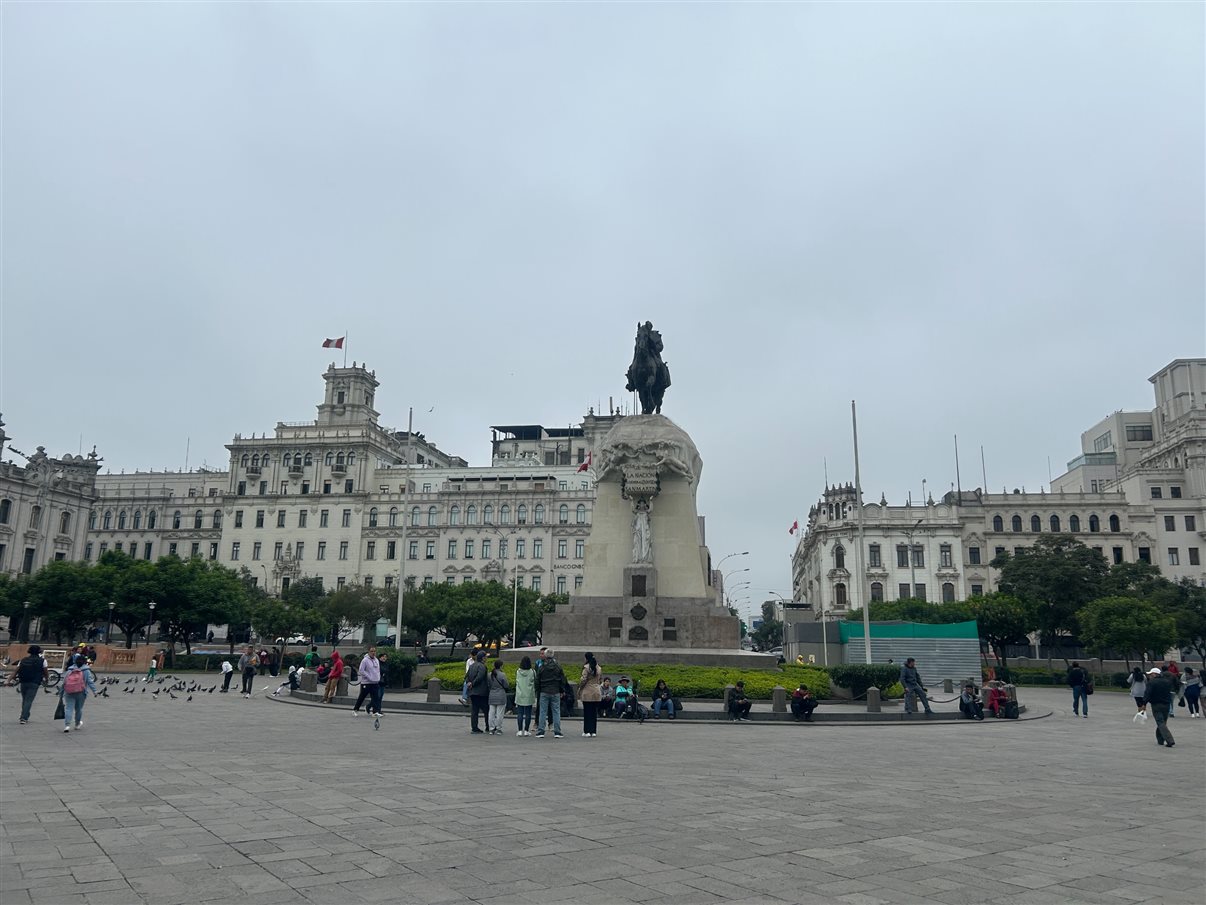 Estátua de José de San Martín no centro da praça