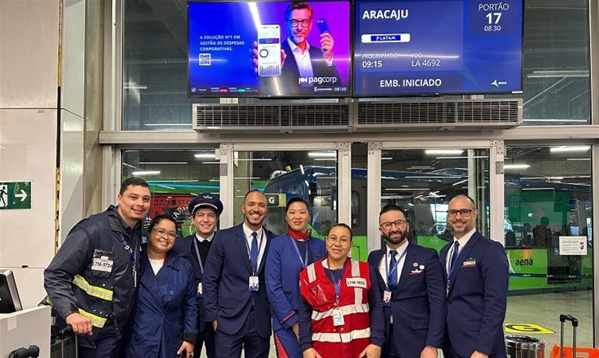 Tripulação e equipe do voo inaugural São Paulo/Congonhas-Aracaju da Latam que decolou neste sábado, 28 de junho