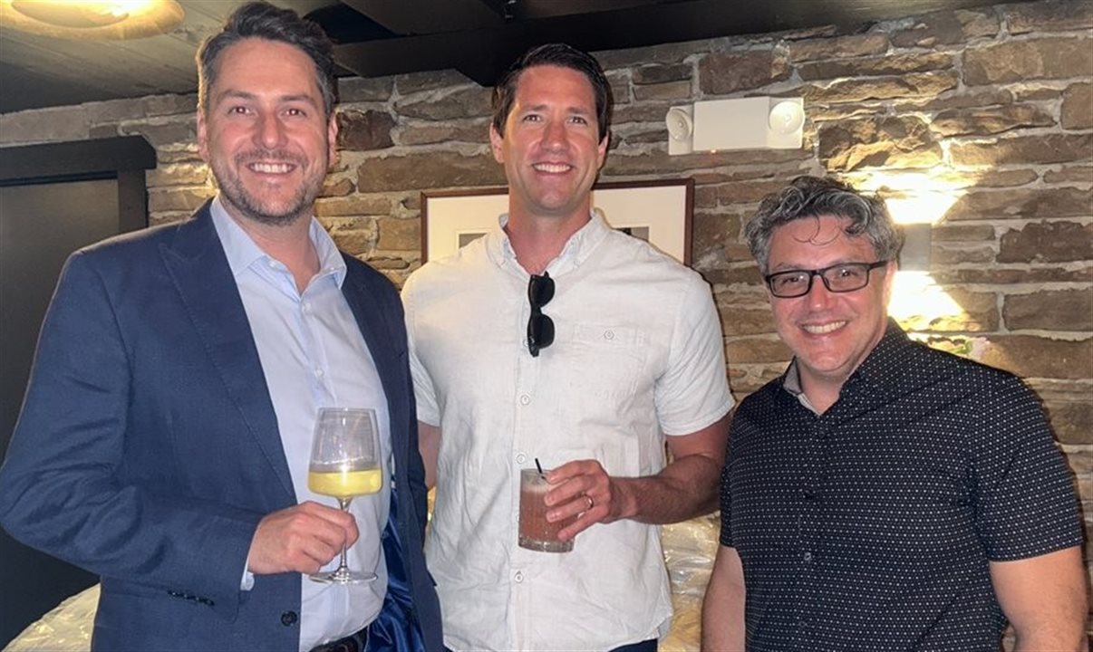 Matt Teixeira recebe, em evento no IPW 2025, Matt Shutt, da Priceline, e Keith Piper, da Expedia