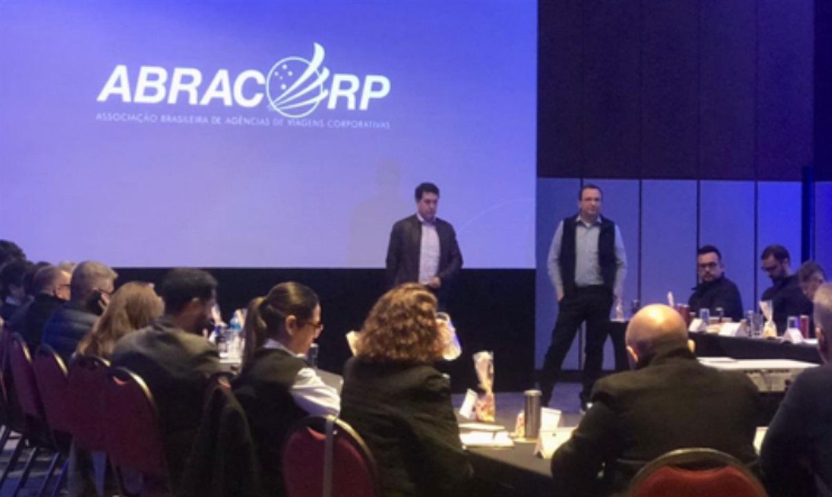 Daniel Bicudo e Anderson Serafim, da Azul, em encontro com a Abracorp