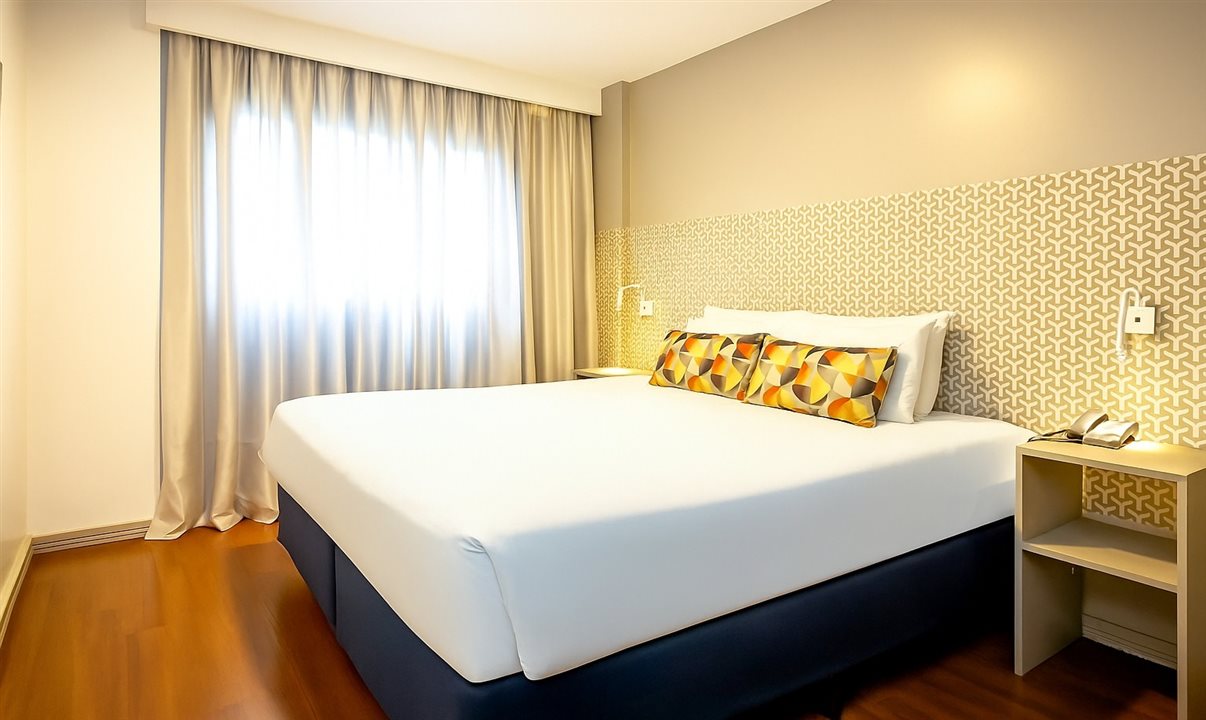 Hotel fica na Avenida Sete de Setembro, próximo a pontos comerciais e turísticos como o Shopping Pátio Batel, a Praça do Japão, o Parque Barigui e o Jardim Botânico
