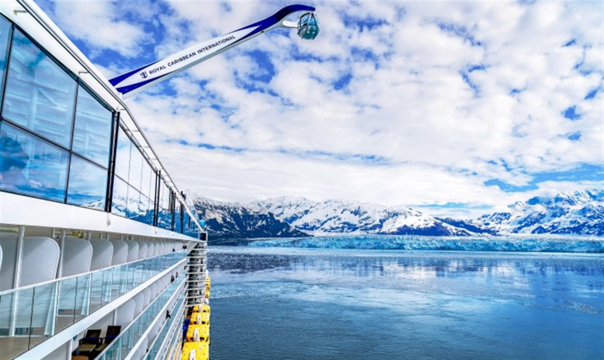 Os navios da classe Quantum, como o Ovation of the Seas, oferecem uma variedade de experiências, incluindo o simulador de surfe FlowRider, o paraquedismo RipCord by iFly e o SeaPlex, o maior espaço de atividades indoor no mar