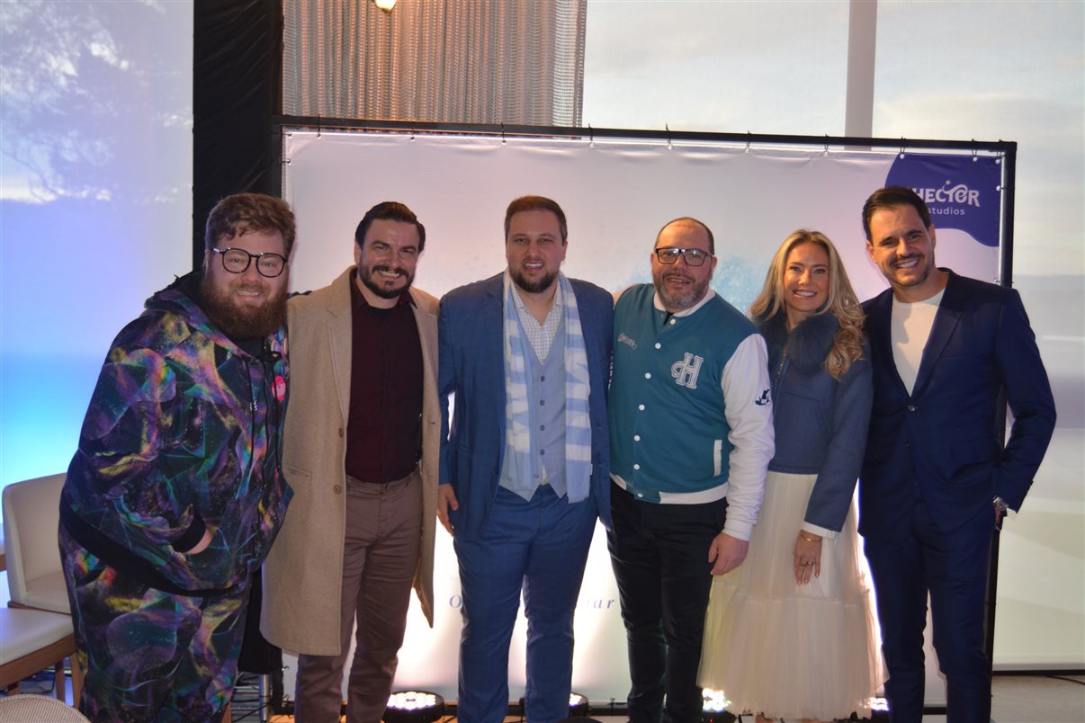 O vice-prefeito de Gramado (RS), Luia Barbacovi, e o prefeito, Nestor Tissot, Paula Manea e Dudu Kny, da Hector Studios