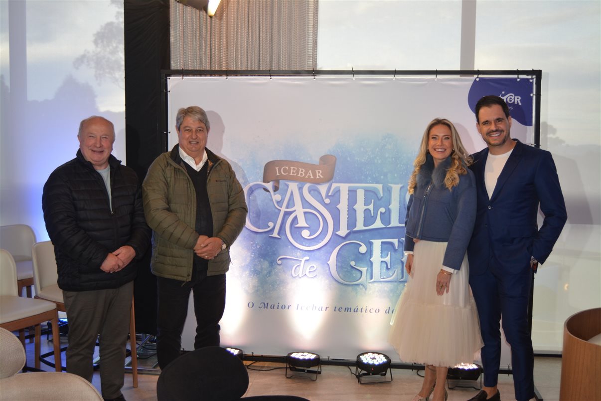 O vice-prefeito de Gramado (RS), Luia Barbacovi, e o prefeito, Nestor Tissot, Paula Manea e Dudu Kny, da Hector Studios