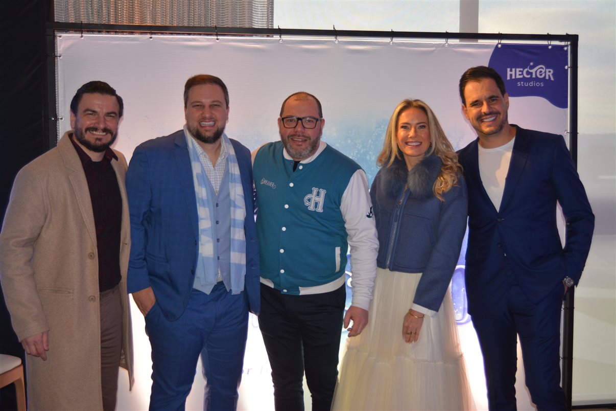 O vice-prefeito de Gramado (RS), Luia Barbacovi, e o prefeito, Nestor Tissot, Paula Manea e Dudu Kny, da Hector Studios