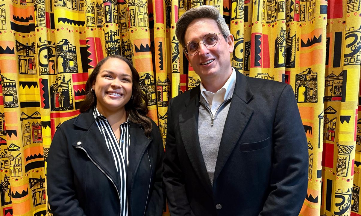 Gerente de PR, Khiavett Diaz, e o diretor de PR da Disney Cruise Line, Jonathan Frontado