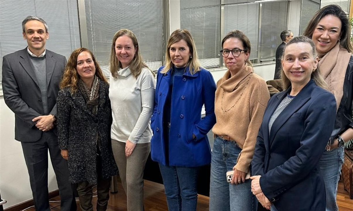 Deputada Solange Freitas entre agentes de viagens e integrantes do MOAV