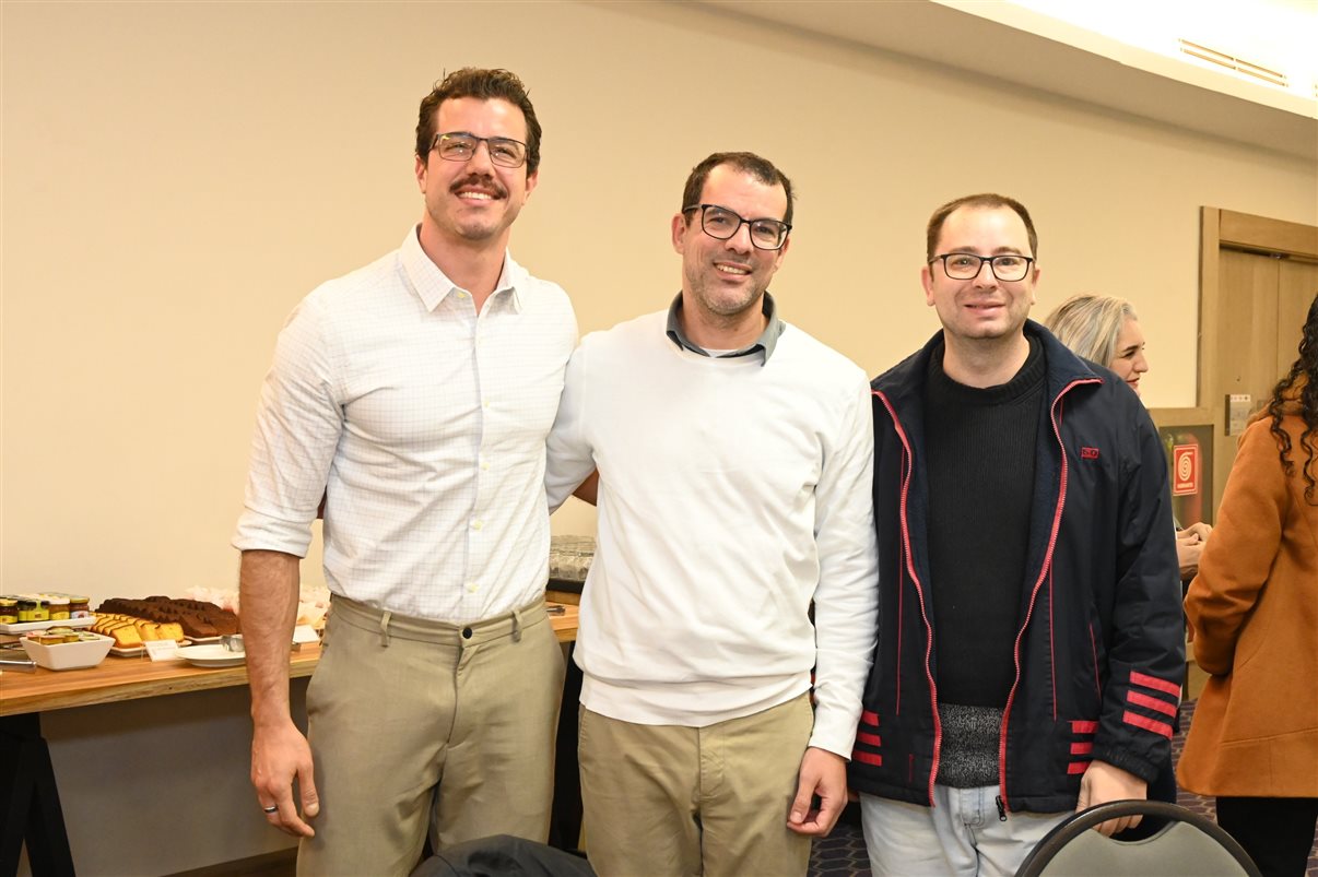Rodrigo Bonelli, da Schultz, entre Alexandra Coelho e Valdir Miranda, da Iberia