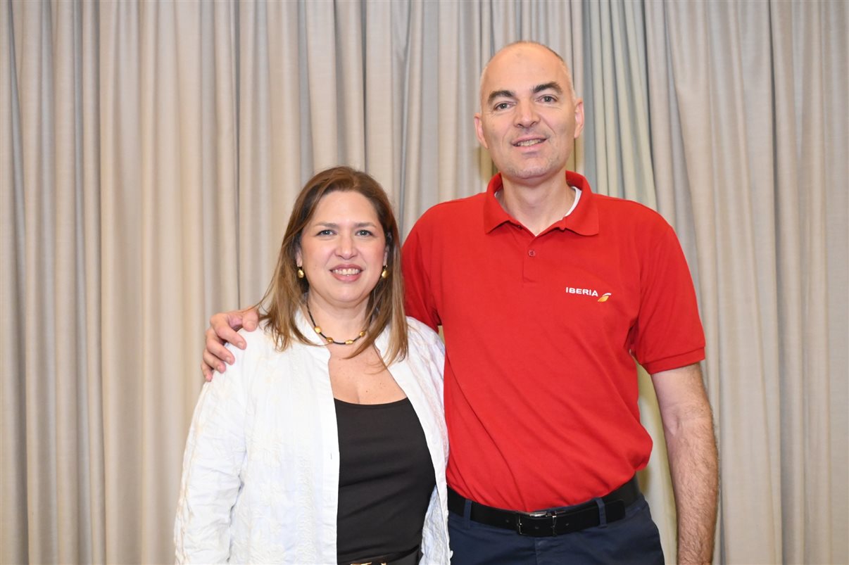 Rodrigo Bonelli, da Schultz, entre Alexandra Coelho e Valdir Miranda, da Iberia