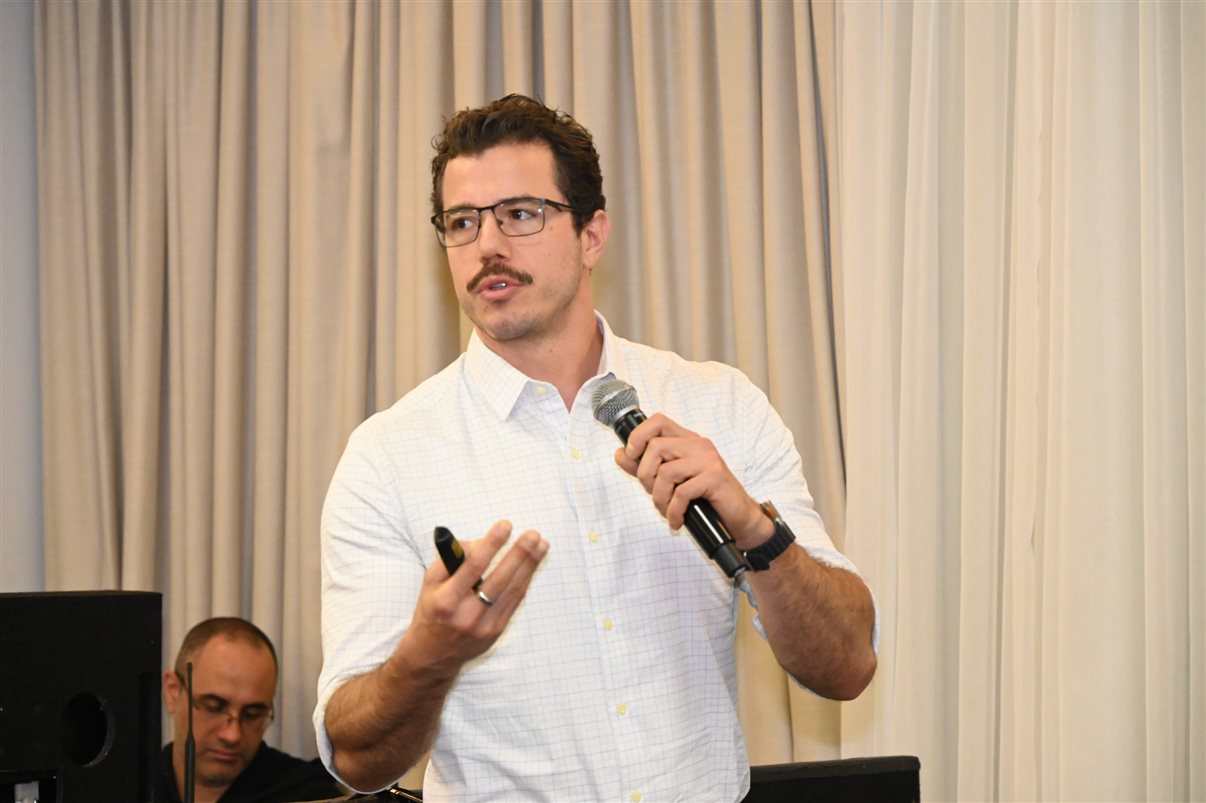 Rodrigo Bonelli, da Schultz, entre Alexandra Coelho e Valdir Miranda, da Iberia
