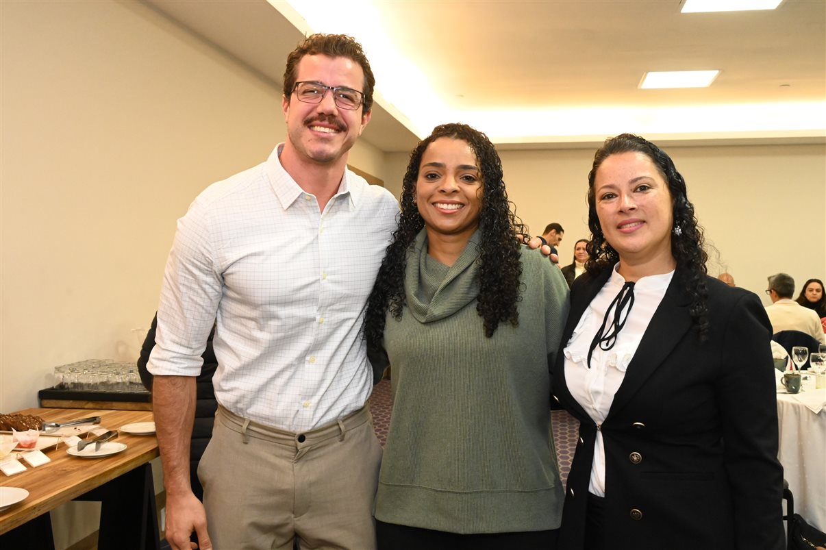 Rodrigo Bonelli, da Schultz, entre Alexandra Coelho e Valdir Miranda, da Iberia