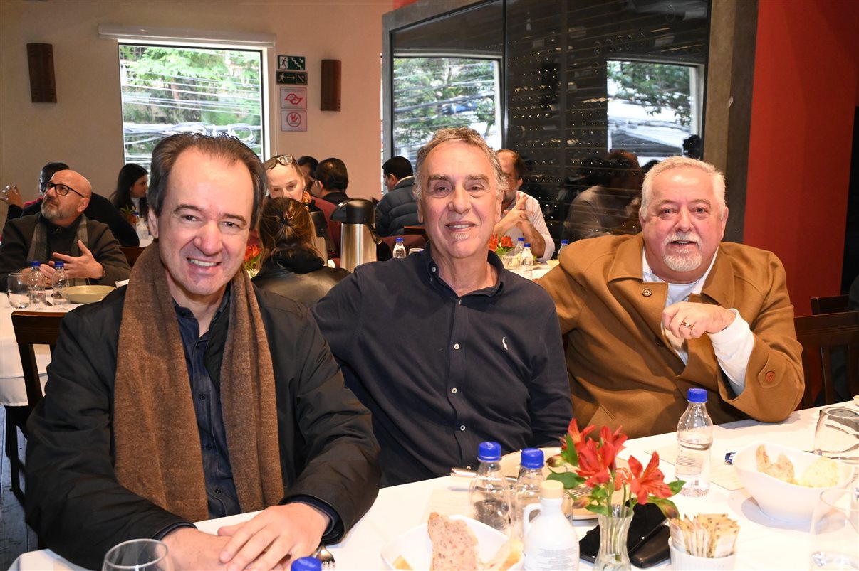 Charles Franken, da Diversa, Fabiano Camargo, da Braztoa, Estela Farina, da NCL, Roberto Nedelciu, da Raidho, Claudio Ferrete, da R11 Travel, e Arnaldo Franken, do Grupo Arbo