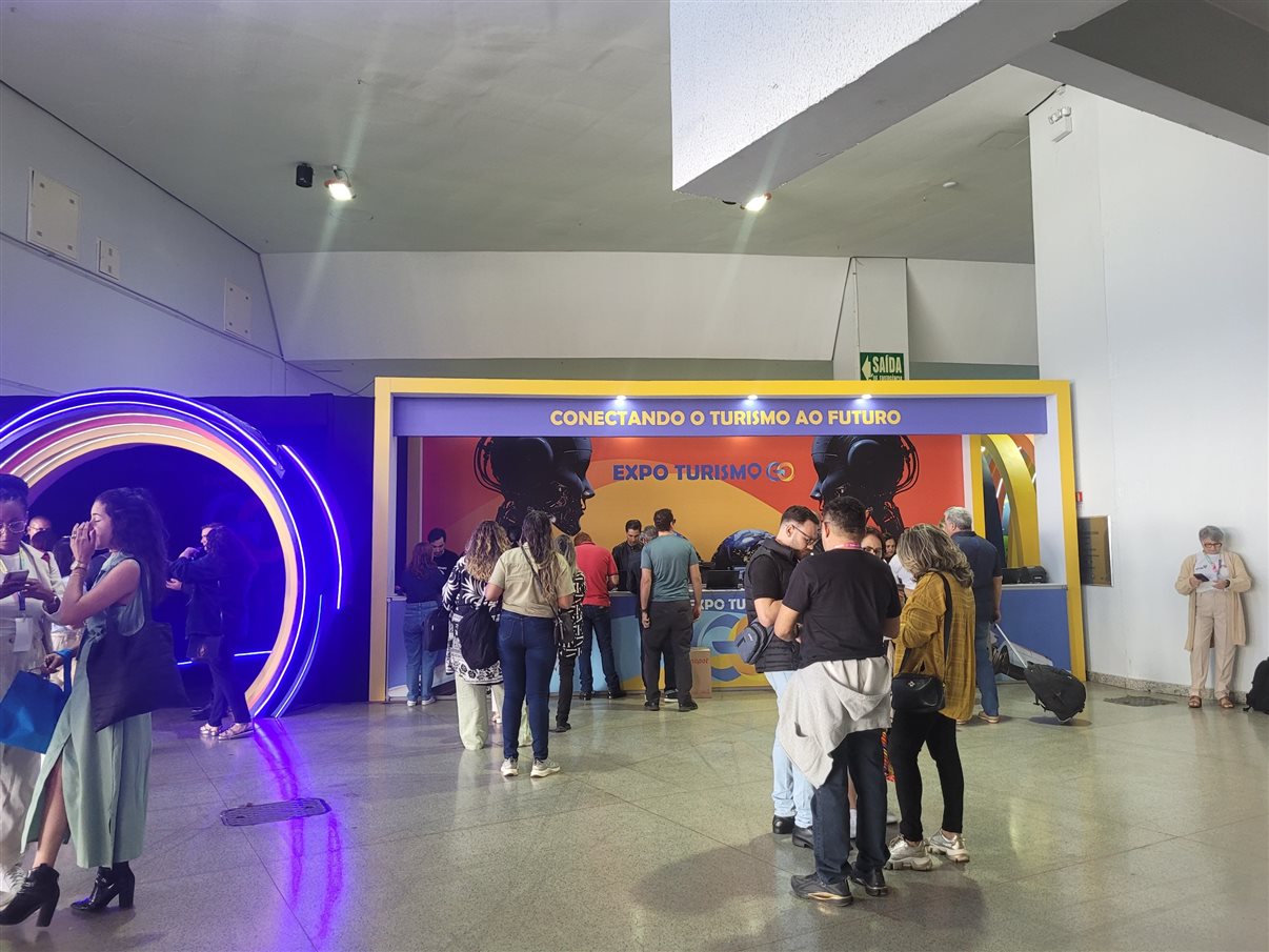 Participantes começam a chegar para o credenciamento da feira 