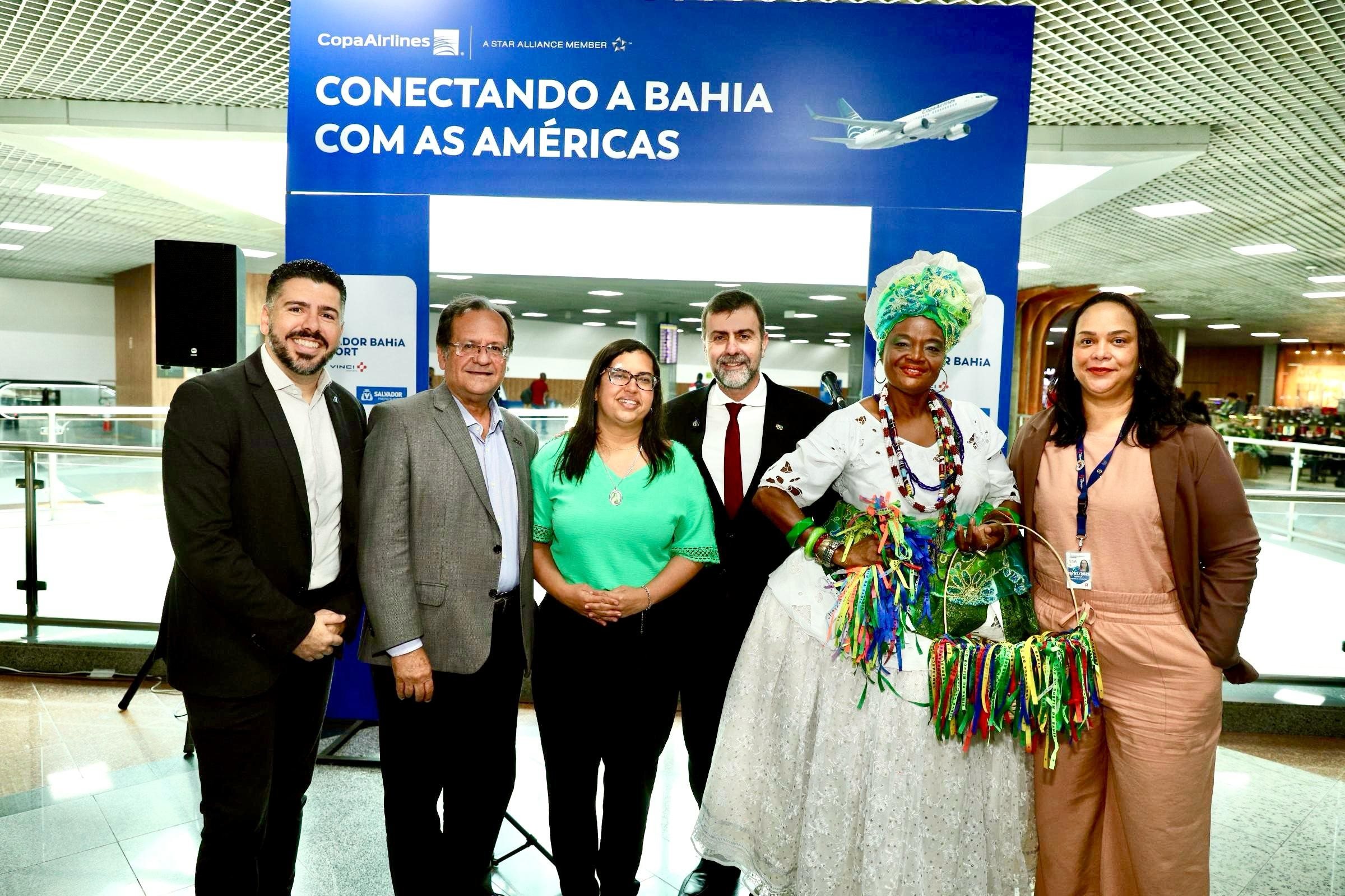 Raphael de Lucca, Country Manager da Copa Airlines, Mauricio Bacelar, secretário de Turismo da Bahia, Ana Paula Mattos, vice-prefeita e secretária de Turismo de Salvador, Marcelo Freixo, presidente da Embratur, a icônica baiana e Marcia Lopes, do Salvador Bahia Airport