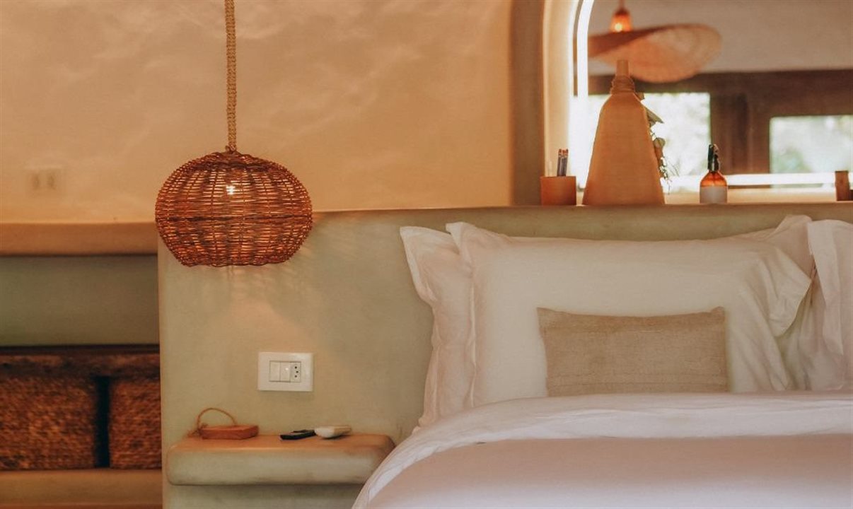Decoração das acomodações traz itens produzidos com materiais naturais