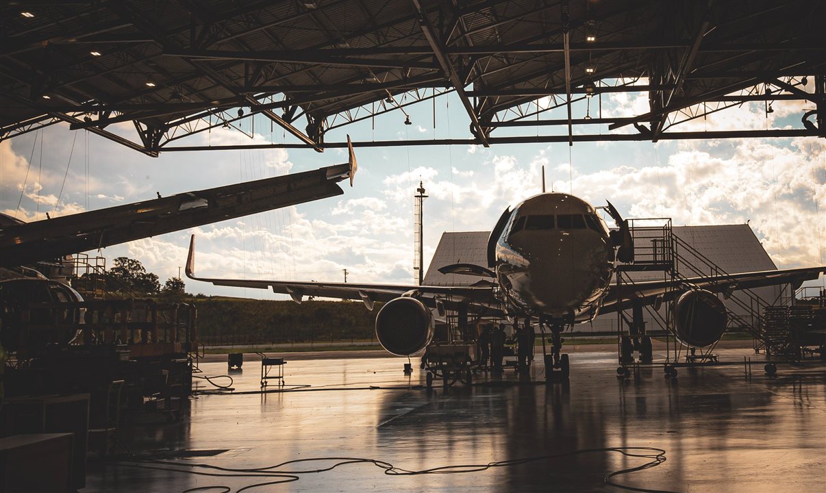 De acordo com as informações compartilhadas pela gestão do terminal, o acidente aconteceu durante os procedimentos de taxiamento da aeronave. O homem teria invadido a área restrita da pista e corrido em direção ao avião em movimento