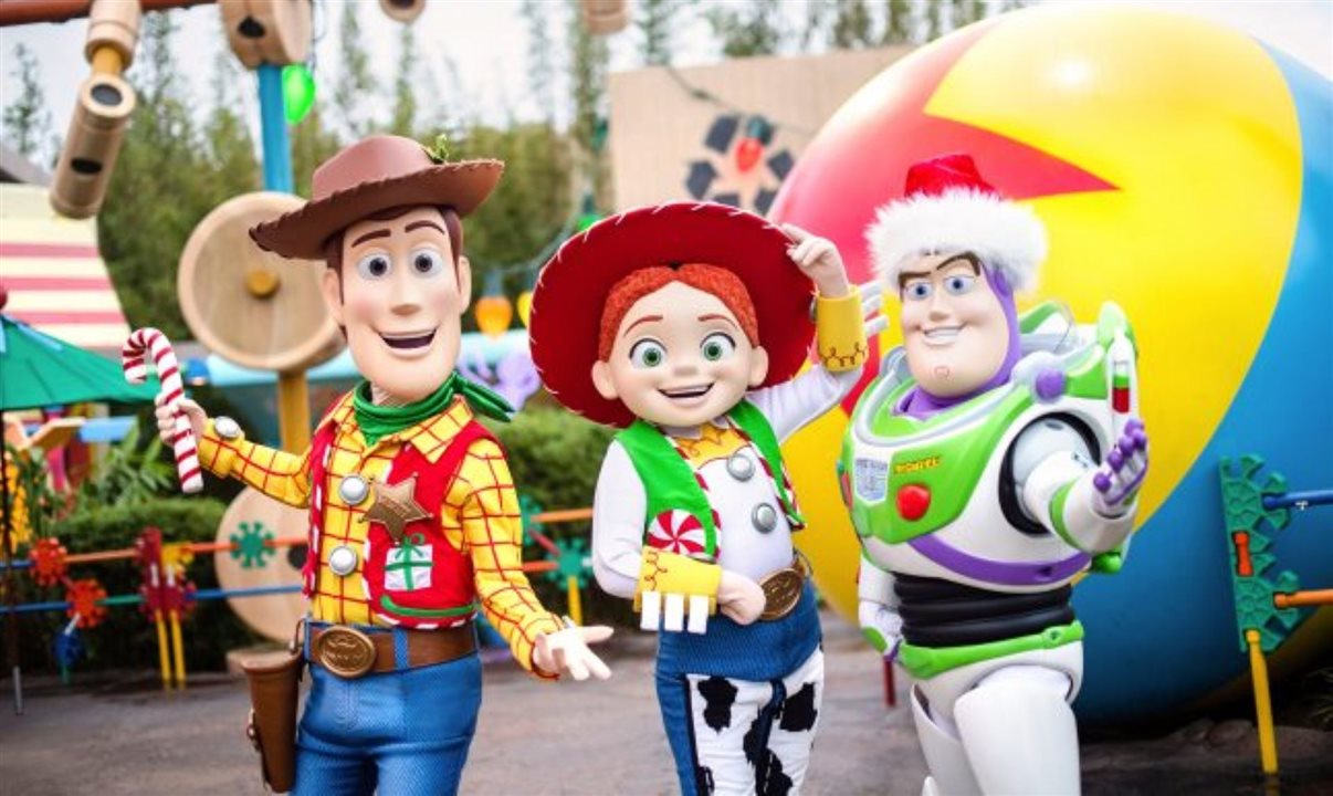 Na Toy Story Land, o visitante encontrará decorações sazonais e personagens vestidos com trajes festivos